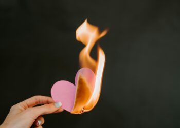 Entre Paris et Alger, la presse française entretient le récit de la rupture