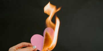 Entre Paris et Alger, la presse française entretient le récit de la rupture